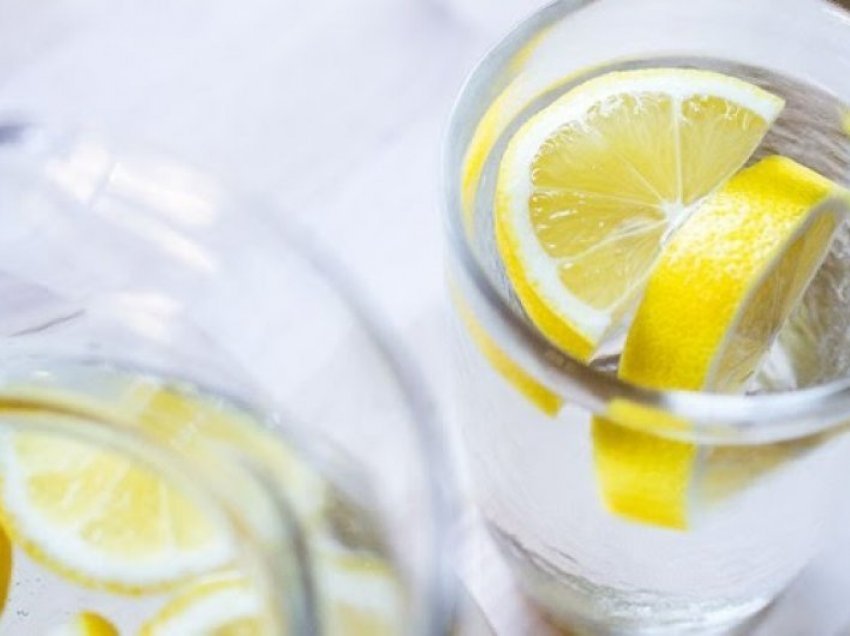Uji me trangull dhe limon ndihmon në pastrimin e organizimit