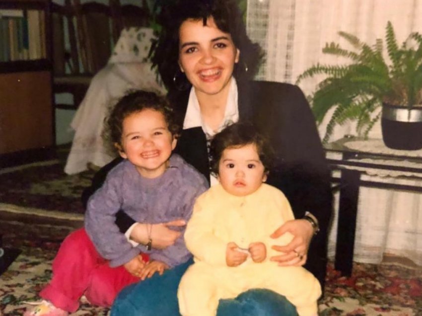 Elena Ora e uron ditën e nënave me një foto nga arkiva