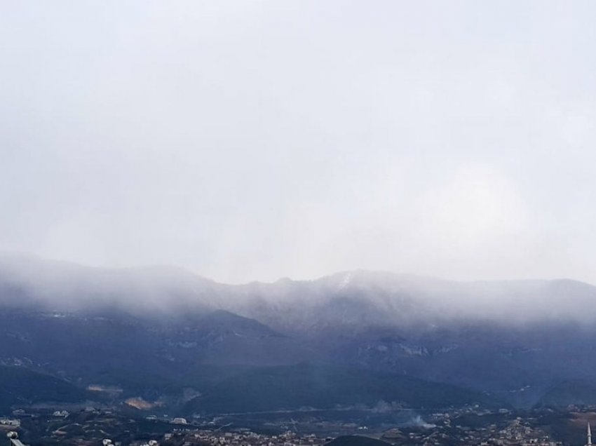 Dëborë edhe në Tiranë? Mali i Dajtit ‘zgjohet’ i zbardhur