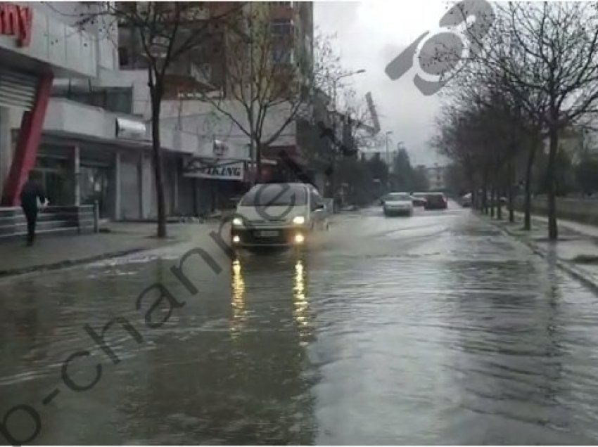 Rrebeshe shiu gjatë natës, përmbyten disa rrugë në Durrës