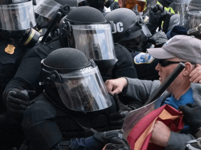 SHBA, akuzohen dy persona për spërkatjen e policit që vdiq në trazirat e Kapitolit