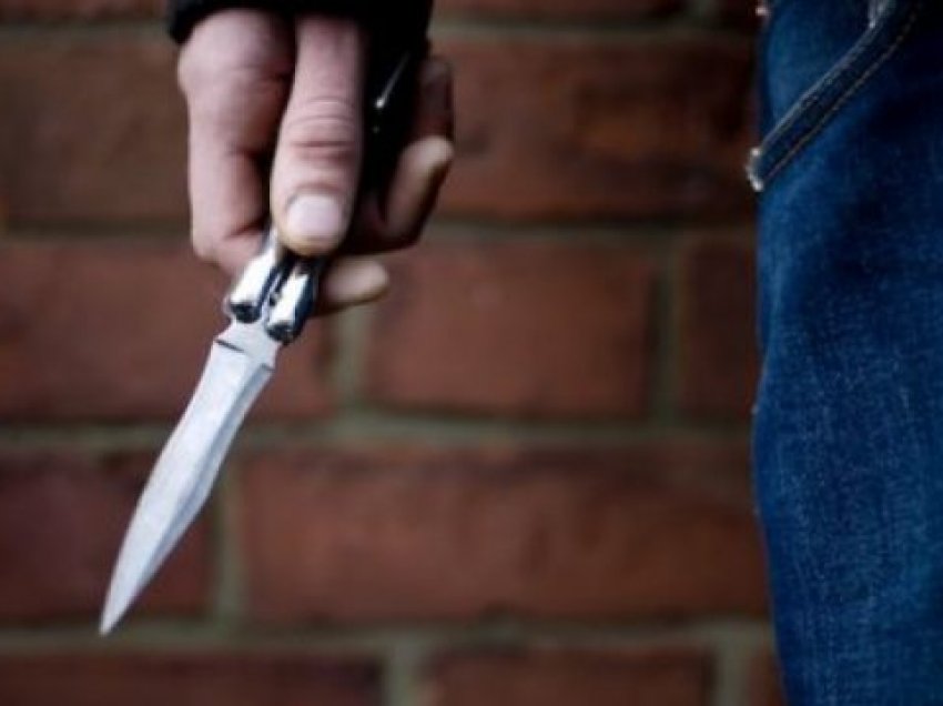 Kaos në një familje në Podujevë, një djalë tentoi t’i therë me thikë familjarët e tij