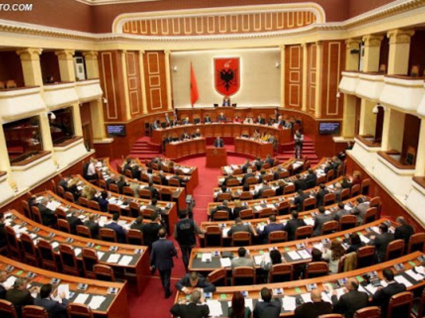 Kuvendi rrëzon dekretin e presidentit Meta për ligjin në “Karrierën Ushtarake të FA”