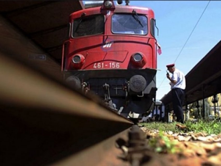 Treni godet një veturë në Ferizaj, lëndohet një person
