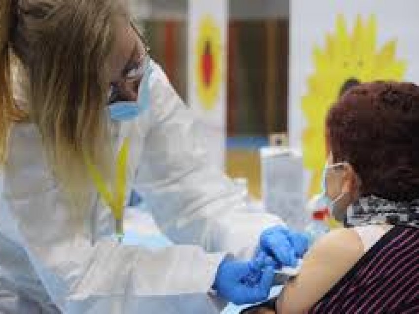 Fillon vaksinimi i mësuesve edhe në Gjirokastër