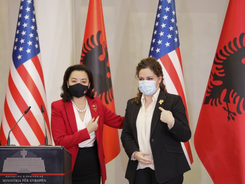 Xhaçka e Kim, detaji i veçantë në 30 vjetorin e rivendosjes së marrëdhënieve Shqipëri – SHBA