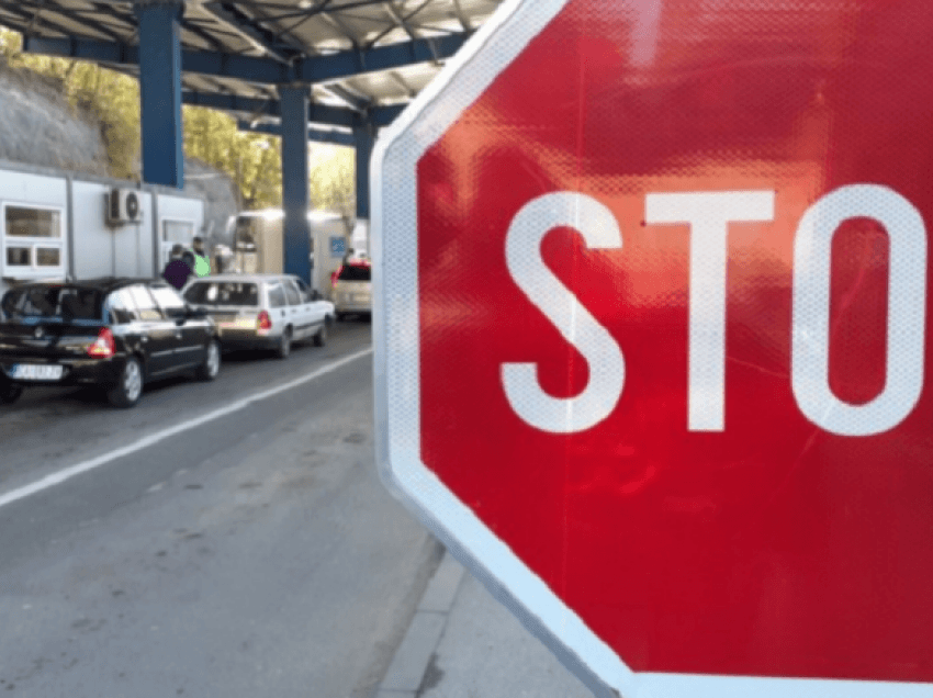 Qeveria e Maqedonisë miratoi vendim për udhëtarët që i zë ora policore në kufi