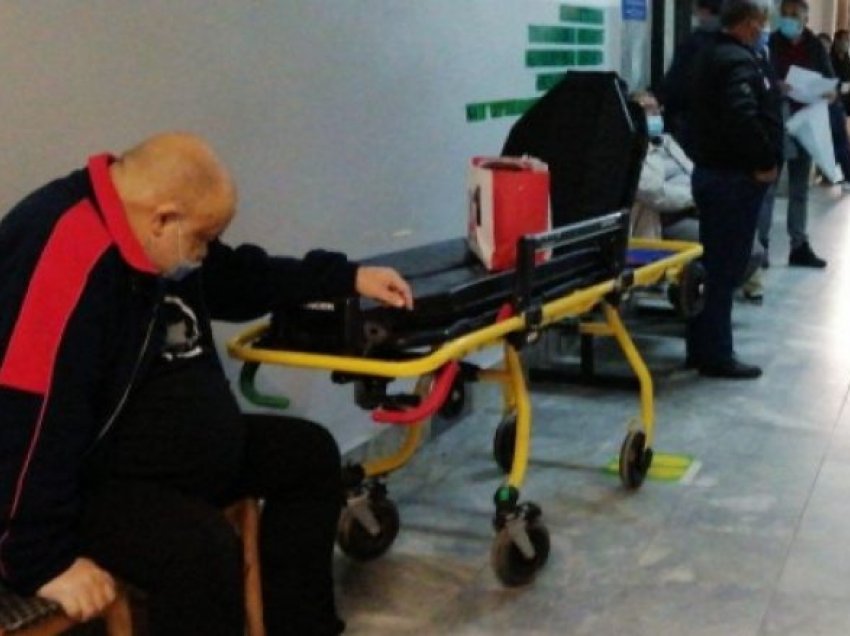 Shkup: 65-vjeçari prej dje pret nëpër korridore që të hospitalizohet