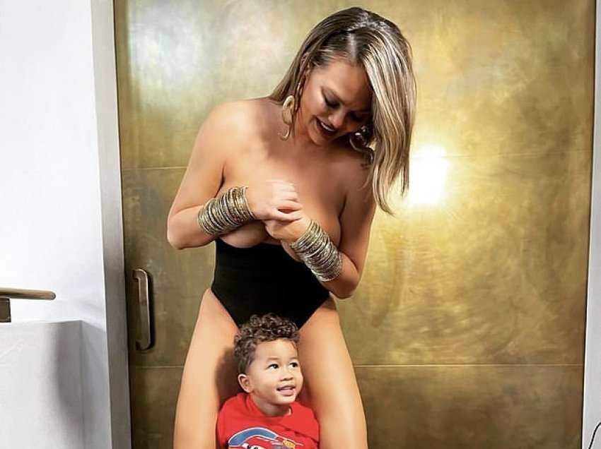 Chrissy Teigen shfaqet topless pranë djalit të vogël