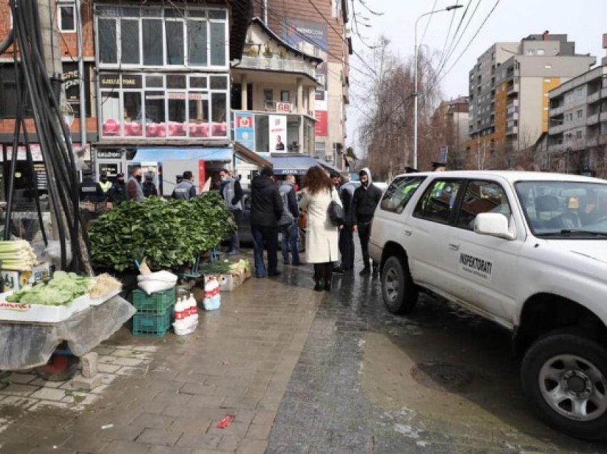 Inspektorët komunalë largojnë shitësit ambulantë nga trotuaret përballë xhamisë “Isa Beg”