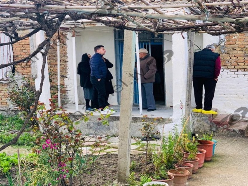 Vlorë/ Pasi hynë në shtëpi, lidhën 85-vjeçaren dhe e grabitën 