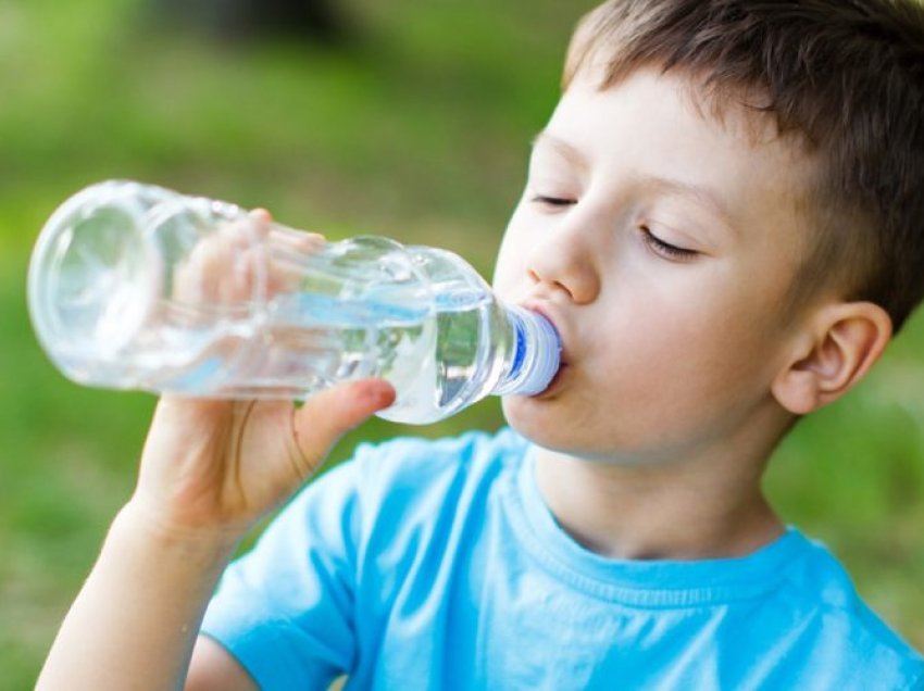 Çfarë i ndodhë organizmit të fëmijës nëse ata nuk konsumojnë mjaftueshëm ujë?