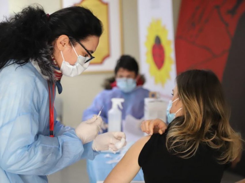 Ndryshe nga Korça, mësuesit në Pogradec nuk hezitojnë të marrin vaksinën AstraZeneca