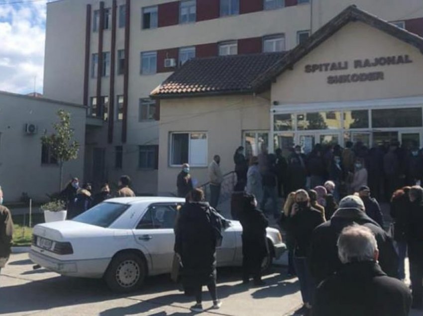 ‘Qytetarët në radhë para spitalit’, Bardh Spahia: Rrënim i shëndetësisë, shikoni ç’ndodh në Shkodër