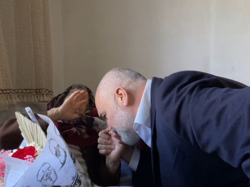Rama viziton 110 vjeçaren që ka kryer vaksinën, heq maskën dhe e puth në dorë: E fortë je!