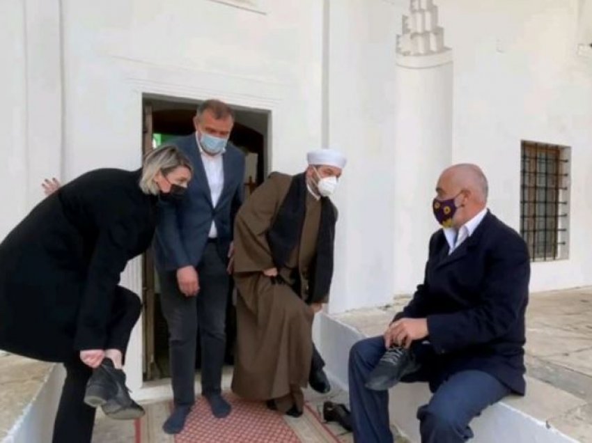 Rama heq këpucët e lëshon batutën: Erdhi një katolik t'ju rregullojë xhaminë
