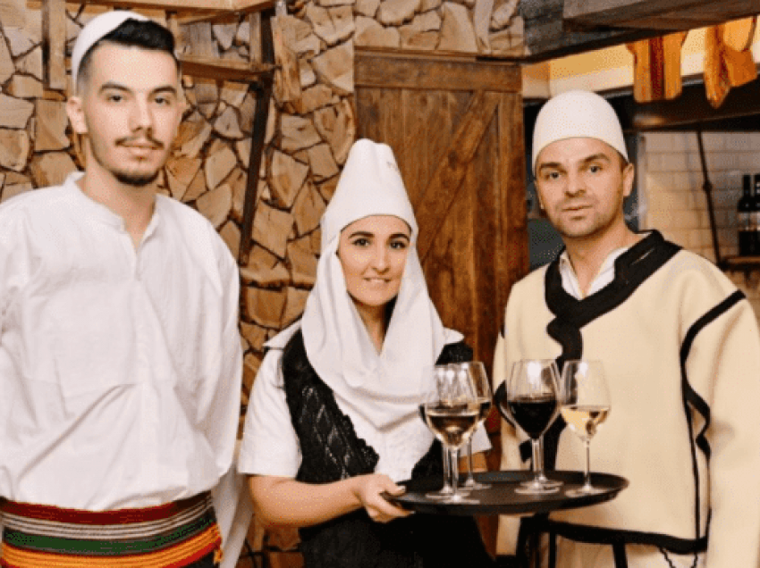 Mediat në New York: Shija e “Biftekut Skenderbeg” në restorantin shqiptar“Çka ka qëllue” 