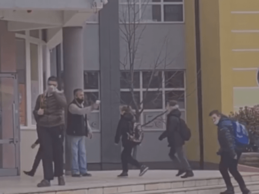 Dënohet me 200 euro punonjësi i një shkolle në Prizren, pasi ua mati temperaturën formalisht nxënësve