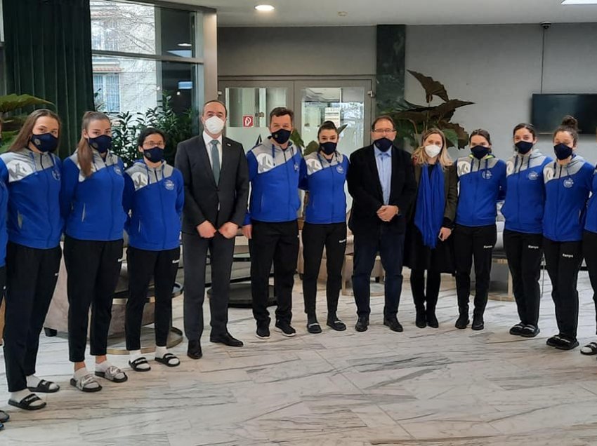 Ambasadori i Kosovës në Austri viziton ekipin kombëtar