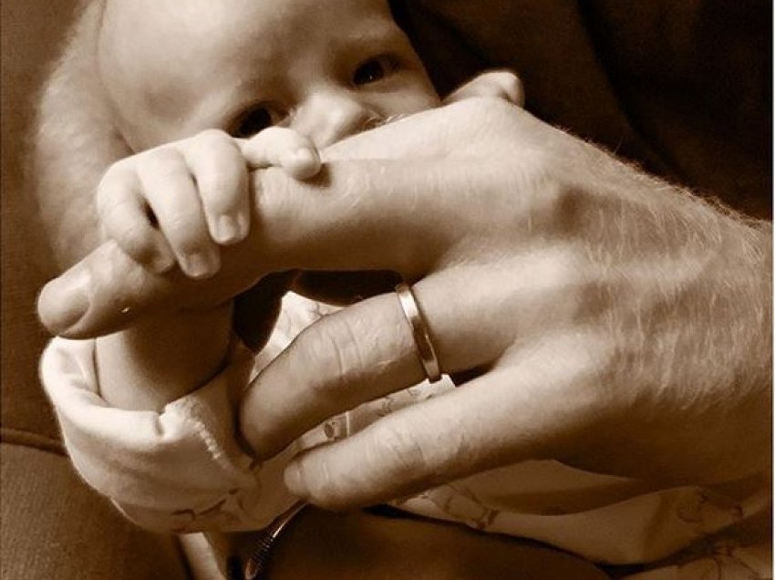 Duart e babit… komunikojnë bukurinë e kontaktit fizik, e shtyjnë fëmijën drejt eksplorimit të botës