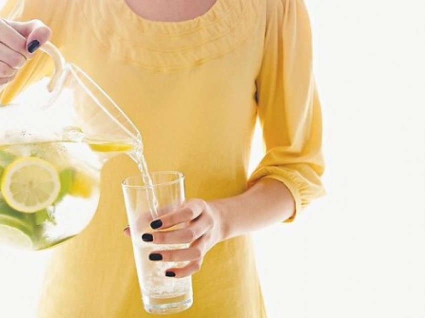 Kur është koha e duhur për të pirë ujë me limon dhe çfarë përfitimesh sjell ai?