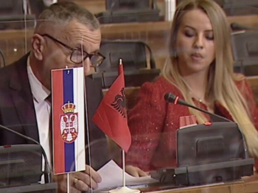 Shaip Kamberi zbardh prapaskenat, tregon çfarë ndodhi pasi ngriti flamurin kuq e zi në Kuvendin e Serbisë
