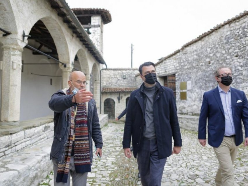 Basha viziton kalanë e Beratit: Kur vij këtu rrënqethem, do mbështesim trashëgiminë kulturore
