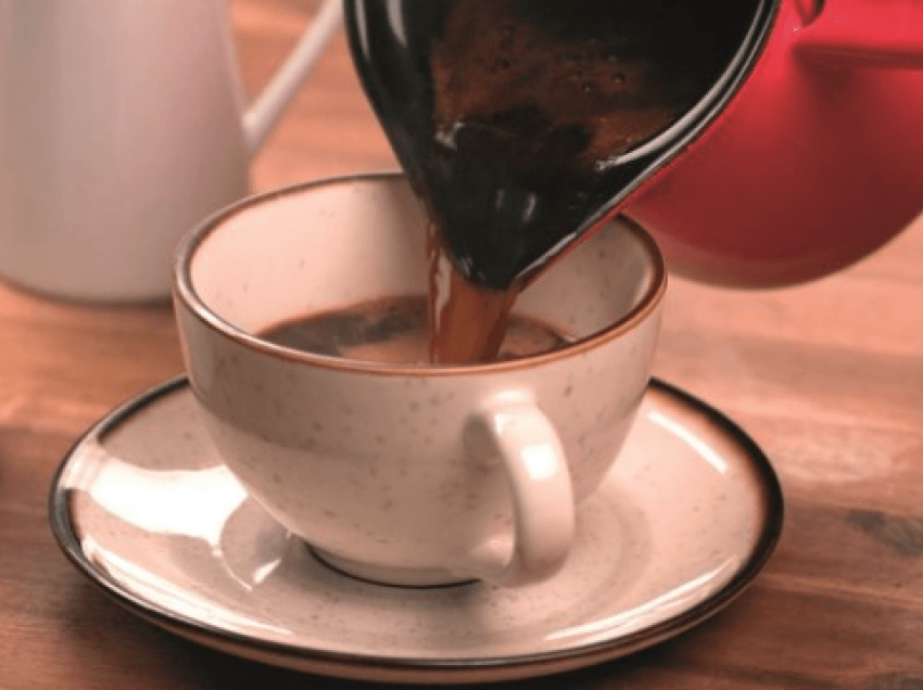 A e përdorni ujin e nxehtë kur e përgatisni çajin ose kafenë? Ekspertët thonë: Është një gabim i madh-mësoni pse