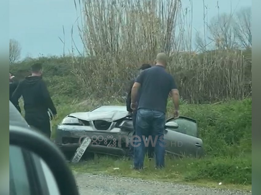 Aksident në autostradën Tiranë-Durrës, makina del nga rruga