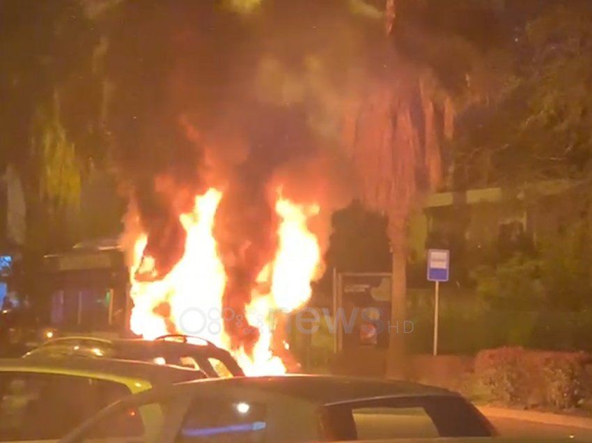 Panik te pasagjerët, autobusi i transportit qytetas në Vlorë shpërthen në flakë gjatë ecjes