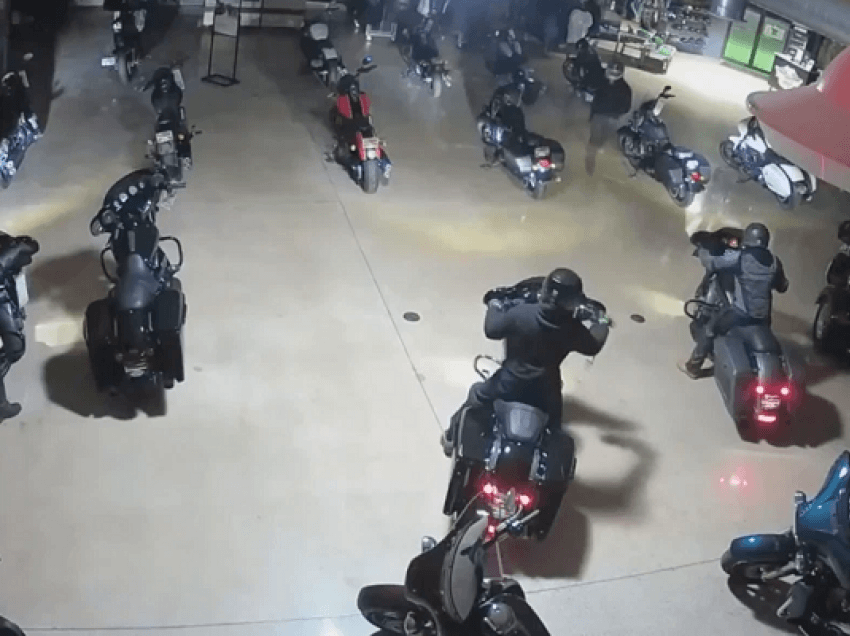 Kamerat kapin ‘profesionistët’ që vjedhin 4 motoçikleta të reja nga dyqani Harley-Davidson