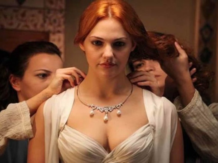 Hyrremi mahnit me ngjyrën e re të flokëve: Dukja e pazakontë e aktores turke bëri rrëmujë në Instagram!