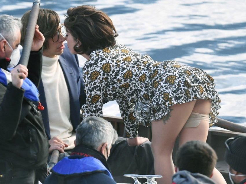 Lady Gaga dhe Adam Driver ndajnë puthjen pasionante në shesh xhirim