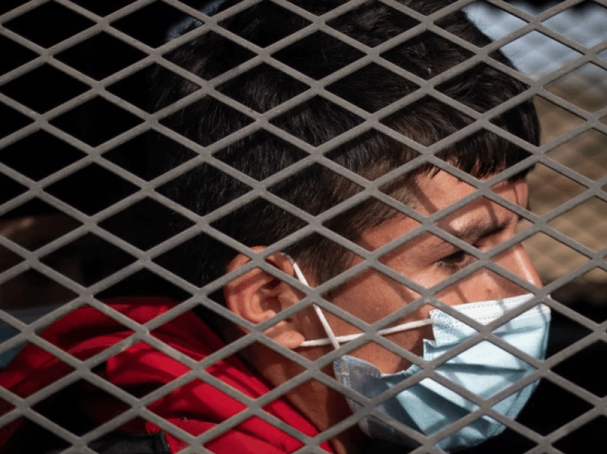 Biden shton dëbimet e migrantëve ndërsa thellohet kriza në kufi