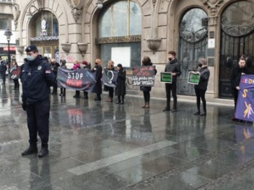 Lëvizja serbe, “Gratë në të zeza” protestojnë në Beograd: Ndalojeni ksenofobinë kundër shqiptarëve