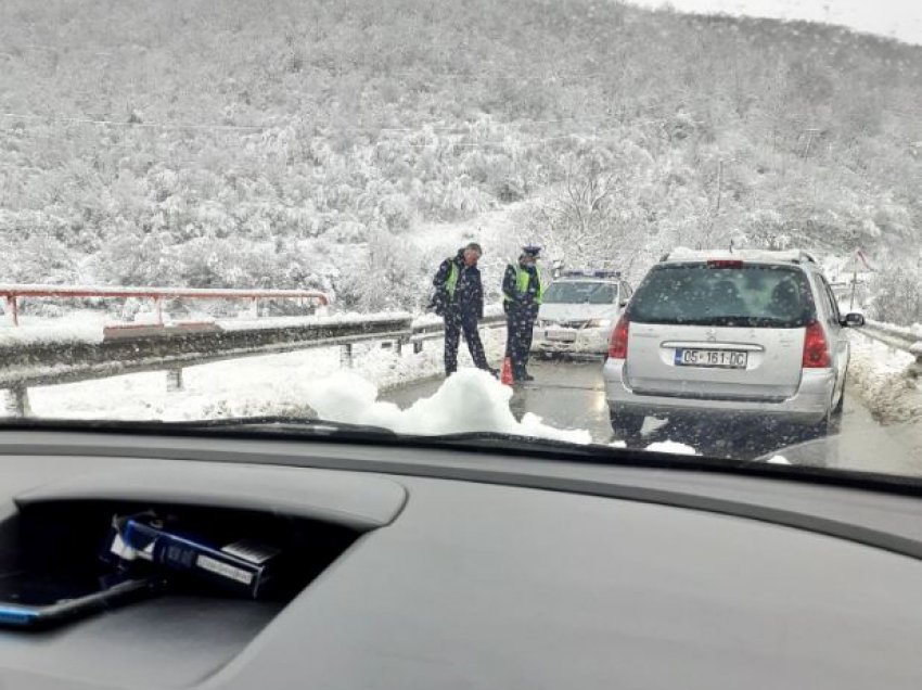 Reshje të shumta të borës, dëmtohet ura te Liqeni i Badovcit