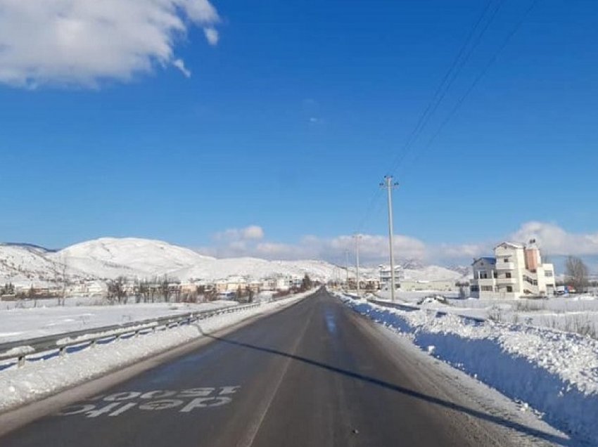 Situata në Elbasan/ Në Qafë Thanë dëbora arrin 50 cm, akset rrugore pa probleme