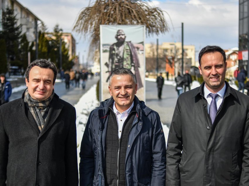 Kurti dhe Konjufca bëjnë homazhe në Prekaz: U kthyem te kryeqyteti i ngritjes sonë kombëtare