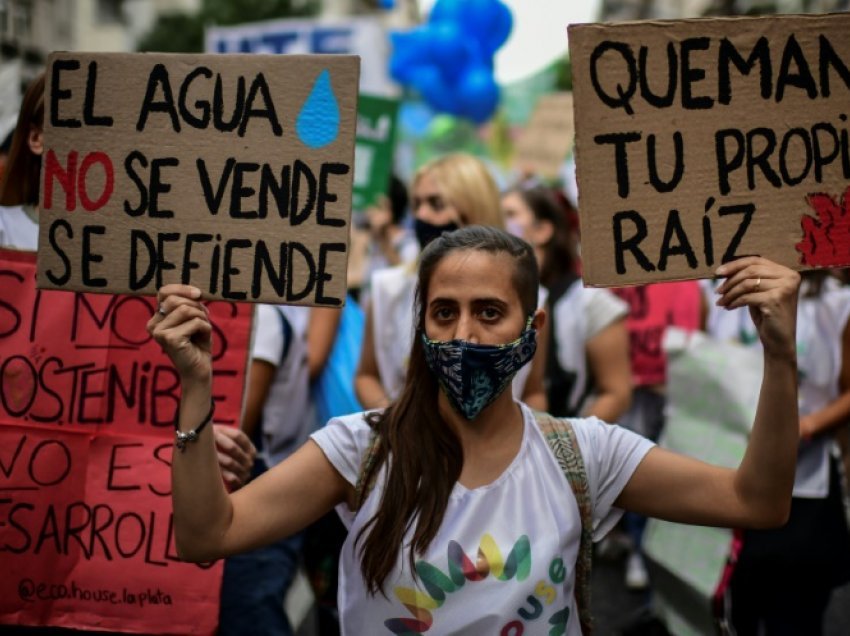 Argjentinasit në prostesta, qindra ambientalistë marshojnë kundër privatizimit të ujit