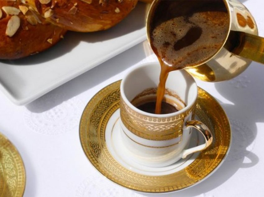 Cilët nuk duhet të konsumojnë kafe turke dhe çfarë u shkakton në organizëm
