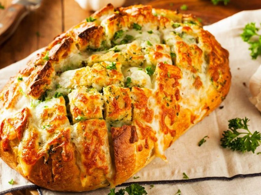 Bukë e mbushur me djath dhe hudhra – Dreka e thjeshtë dhe e shijshme
