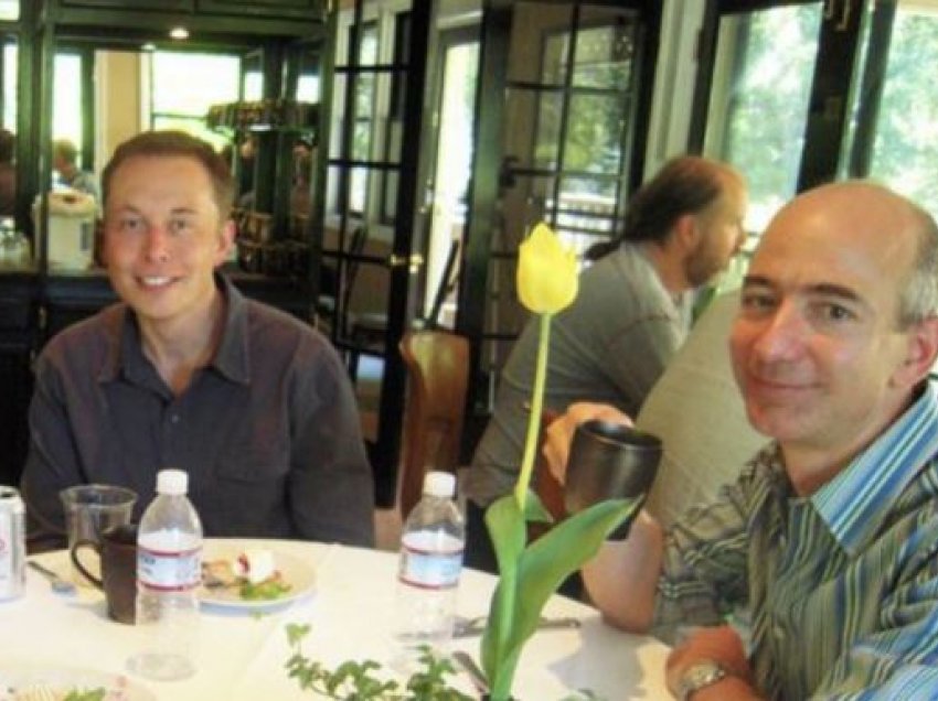 Foto e Elon Musk dhe Jeff Bezos duke darkuar 17 vite më parë 