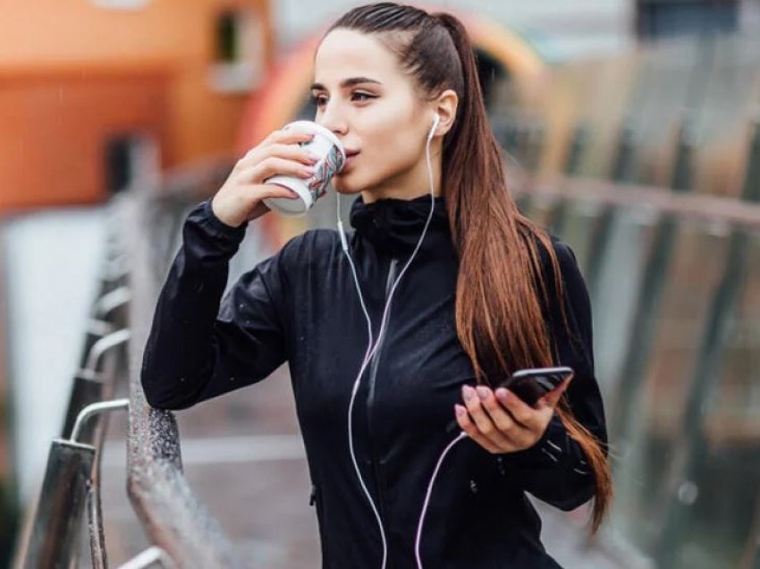 Pirja e kafes para stërvitjes mund t’iu ndihmojë të digjni dhjamin