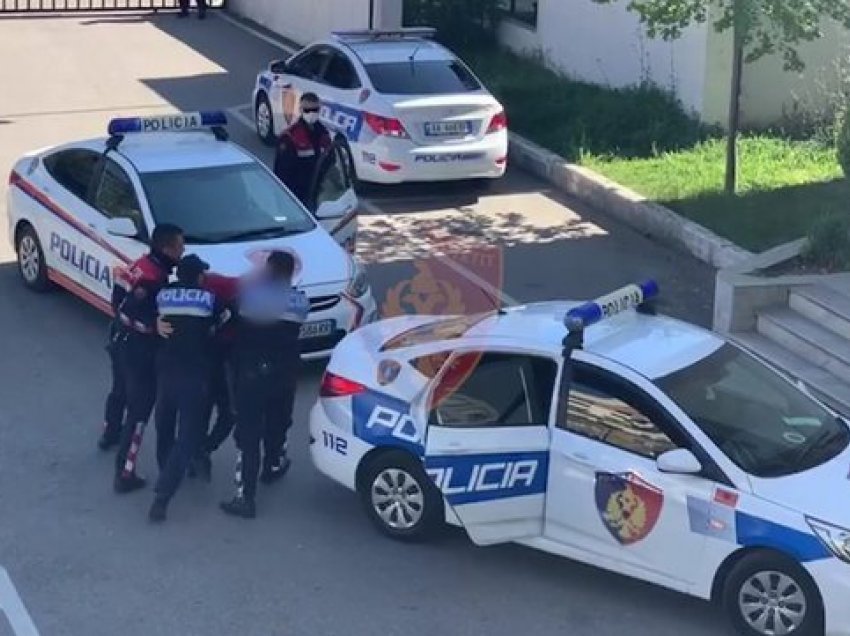 Një grua dhe një burrë përleshën me njëri-tjetrin në Durrës, ndërhyn policia