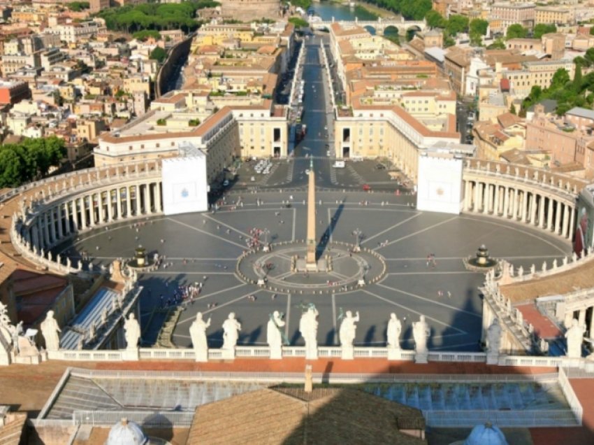 Kriza e pandemisë prek Vatikanin, nga 1 prilli ulen rrogat e kardinalëve dhe zyrtarëve të lartë 