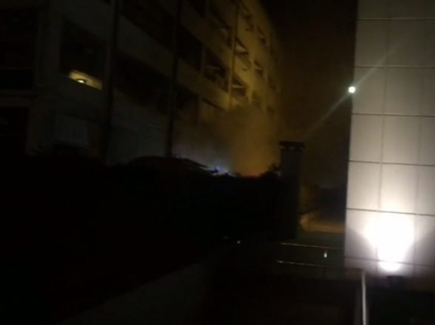 Zjarr në magazinën e nëndheshme të një qendre tregtare në Tiranë, zhduket një punonjës