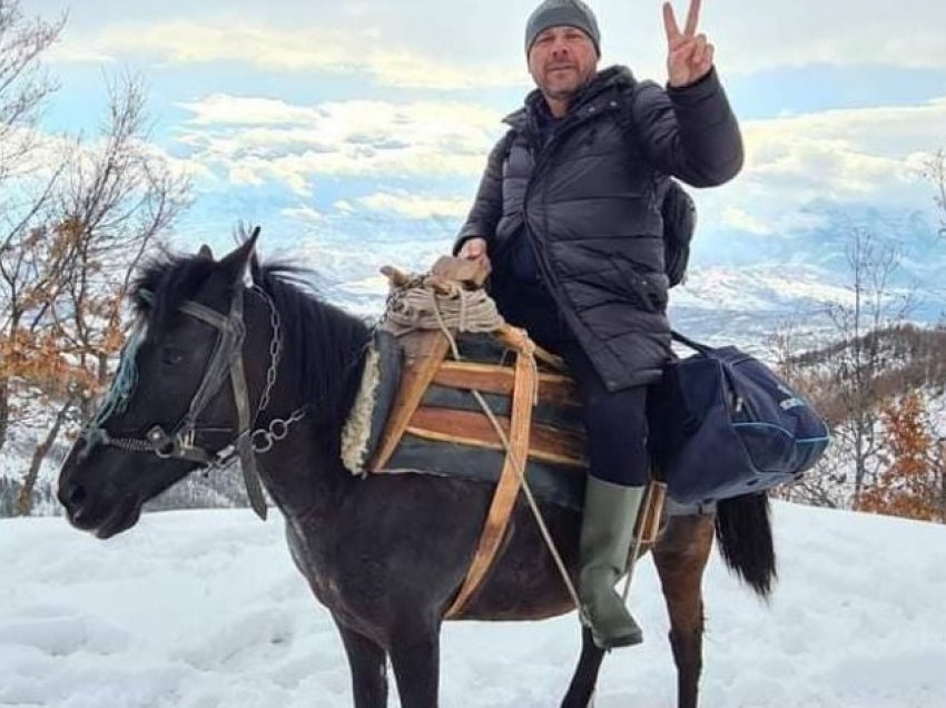 Xhelal Mziu me kalë në Dibër: Shteti e ka harruar, ecëm dy orë në këmbë, celularët i karikojnë në qytet