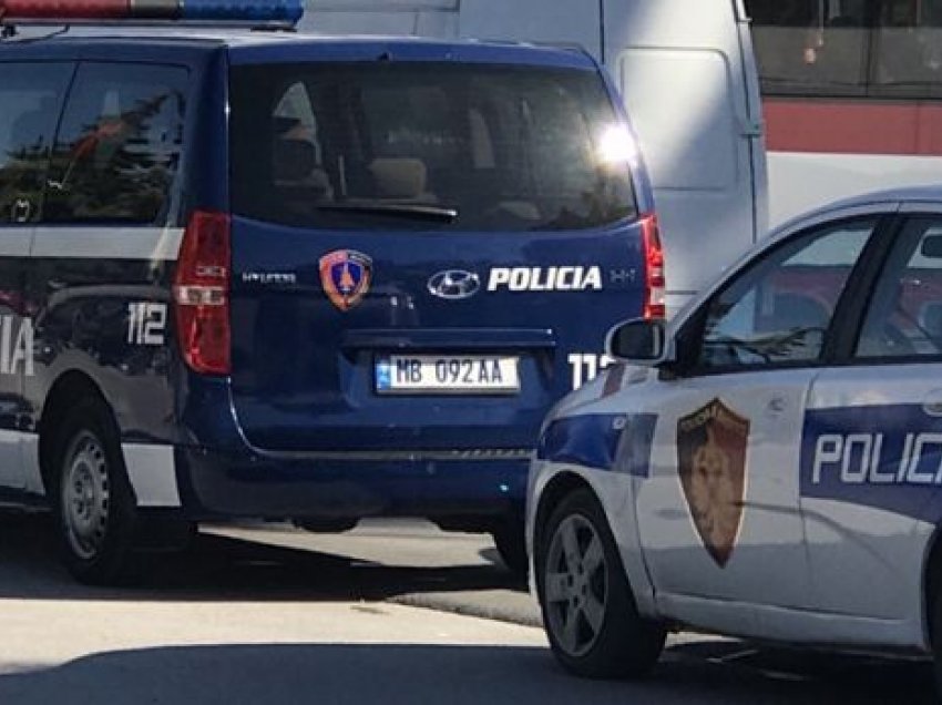 Adoloshentja kapet me pistoletë në Tiranë, prangosen edhe 4 persona të tjerë