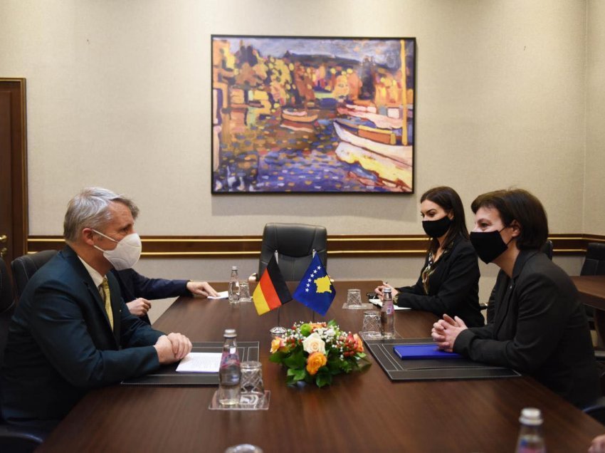 Ministrja Gërvalla priti në takim ambasadorin gjerman, biseduar edhe për dialogun Kosovë-Serbi