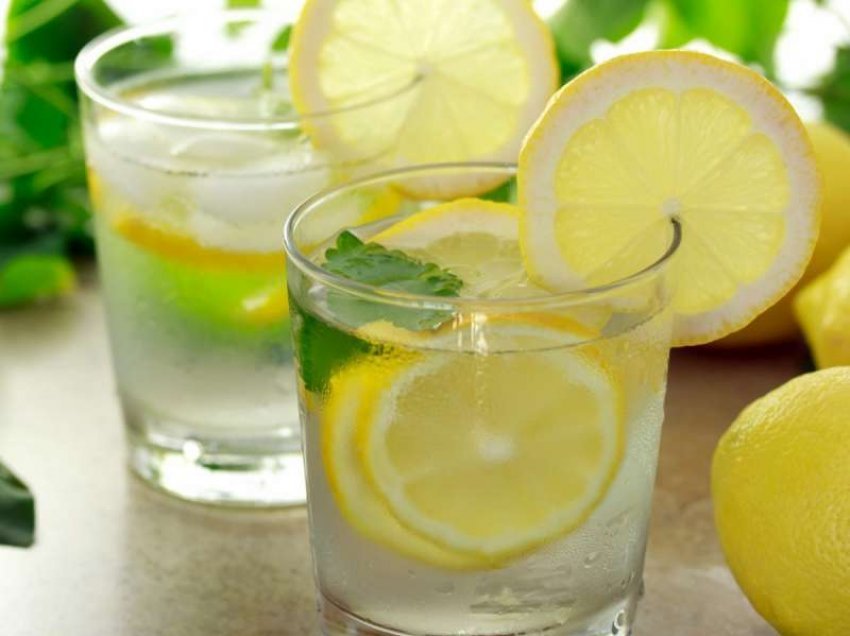 20 përfitimet në shëndet nga uji me limon. Ja pse duhet ta konsumoni përditë